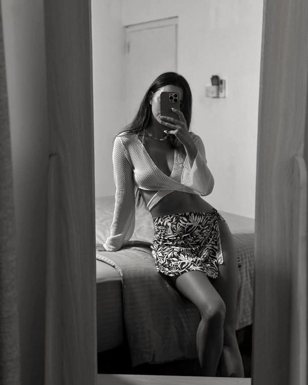 Angelika Żmijewska zachwyca fanów nową stylizacją! Krótka spódniczka i dekolt robią furorę w sieci

