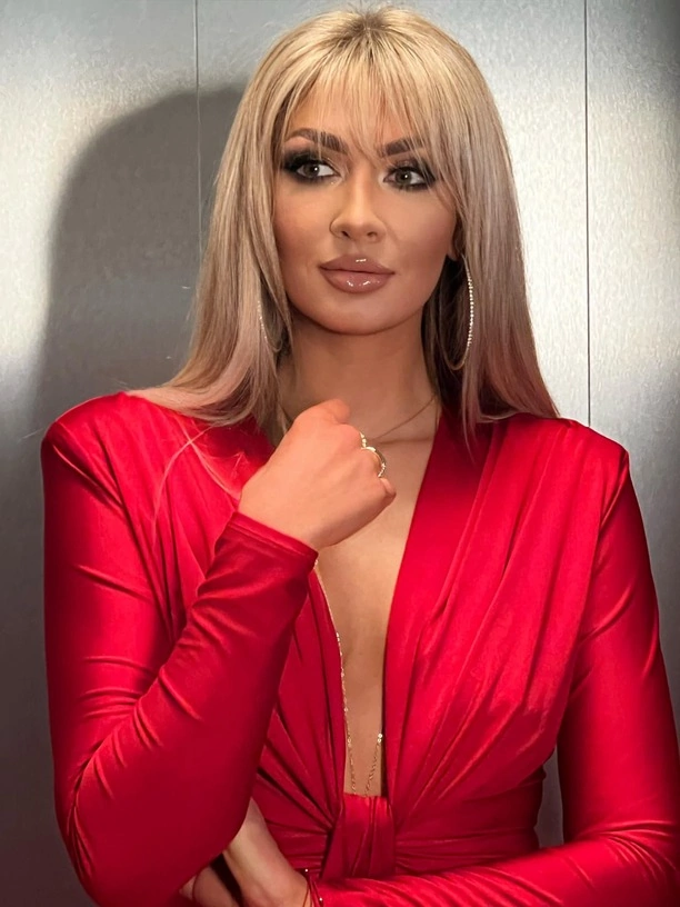 Małgosia Główka w ognistej czerwieni! Zaskakująca metamorfoza gwiazdy disco polo