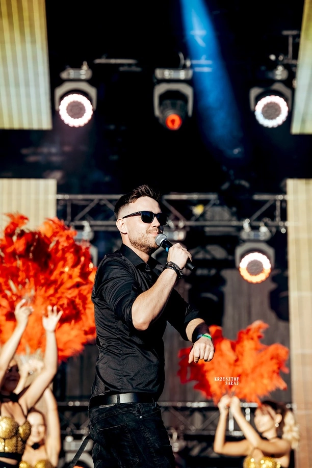 Disco Ostróda 2024: Wielkie emocje i gwiazdy disco polo na jednej scenie! Fotorelacja DZIEŃ PIERWSZY | ZDJĘCIA