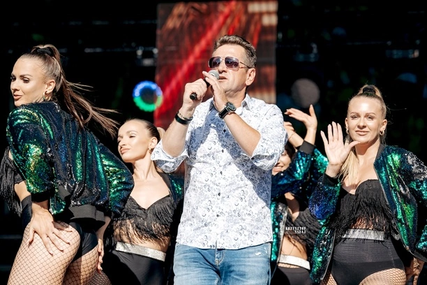 Disco Ostróda 2024: Wielkie emocje i gwiazdy disco polo na jednej scenie! Fotorelacja DZIEŃ PIERWSZY | ZDJĘCIA