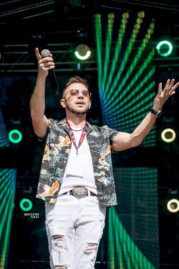 Disco Ostróda 2024: Wielkie emocje i gwiazdy disco polo na jednej scenie! Fotorelacja DZIEŃ PIERWSZY | ZDJĘCIA