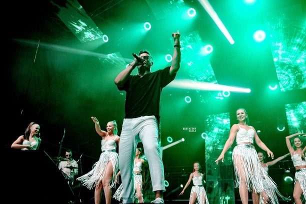 Disco Ostróda 2024: Wielkie emocje i gwiazdy disco polo na jednej scenie! Fotorelacja DZIEŃ PIERWSZY | ZDJĘCIA