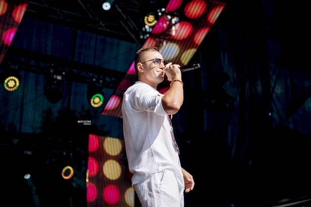 Disco Ostróda 2024: Wielkie emocje i gwiazdy disco polo na jednej scenie! Fotorelacja DZIEŃ PIERWSZY | ZDJĘCIA