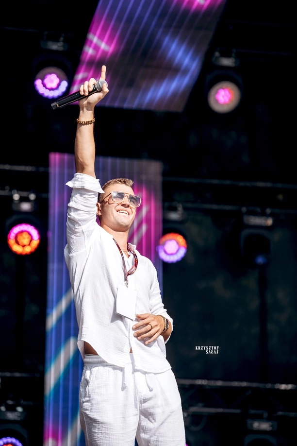 Disco Ostróda 2024: Wielkie emocje i gwiazdy disco polo na jednej scenie! Fotorelacja DZIEŃ PIERWSZY | ZDJĘCIA