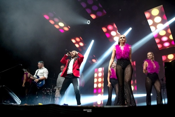 Disco Ostróda 2024: Wielkie emocje i gwiazdy disco polo na jednej scenie! Fotorelacja DZIEŃ PIERWSZY | ZDJĘCIA