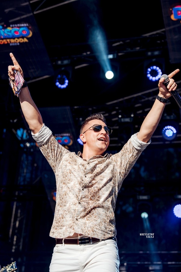 Disco Ostróda 2024: Wielkie emocje i gwiazdy disco polo na jednej scenie! Fotorelacja DZIEŃ PIERWSZY | ZDJĘCIA