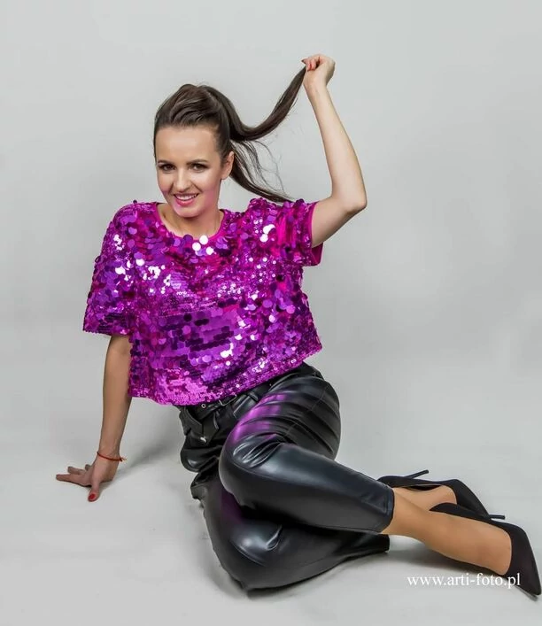 Wokalistka kusi w obcisłej sukience odważnie odsłaniając ciało! Czadowa Mamuśka gwiazdą w disco polo! 