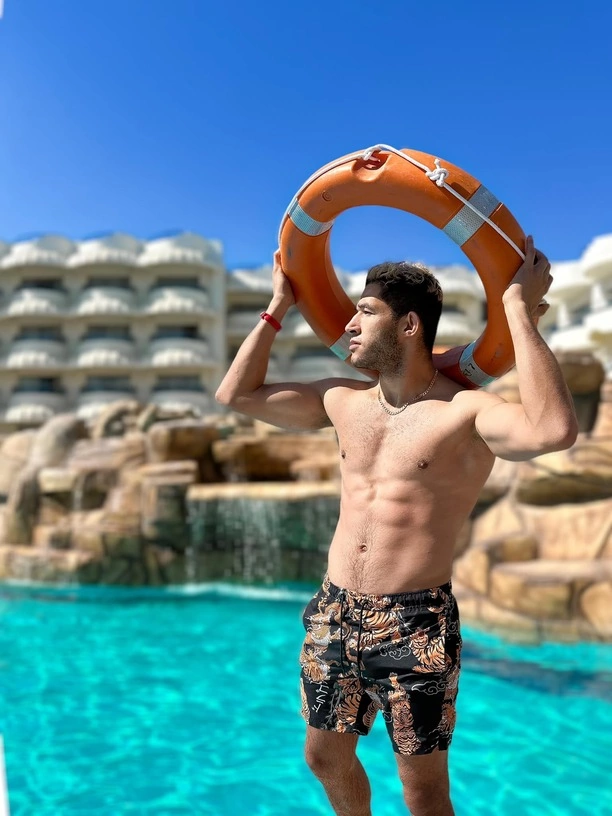 DiscoBoys na wakacjach: Kamil Kossakowski chwali się formą fizyczną! Niezłe ciacho!

