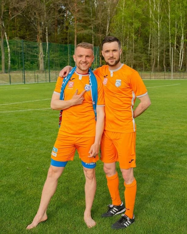 Wow! Karol Zawrotniak Defis pokazał swojego brata Cezarego!  Jest podobny do znanego gwiazdora disco polo?! 