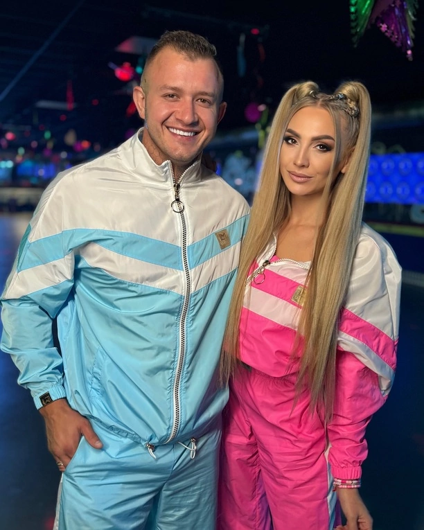 Czy obecna żona Dawida Narożnego jest najpiękniejszą drugą połówką w disco polo? Dekolt, figura, uśmiech - Joanna Narożna | GALERIA