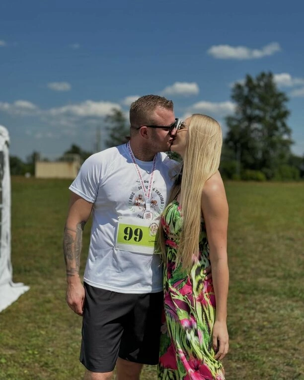 Czy obecna żona Dawida Narożnego jest najpiękniejszą drugą połówką w disco polo? Dekolt, figura, uśmiech - Joanna Narożna | GALERIA