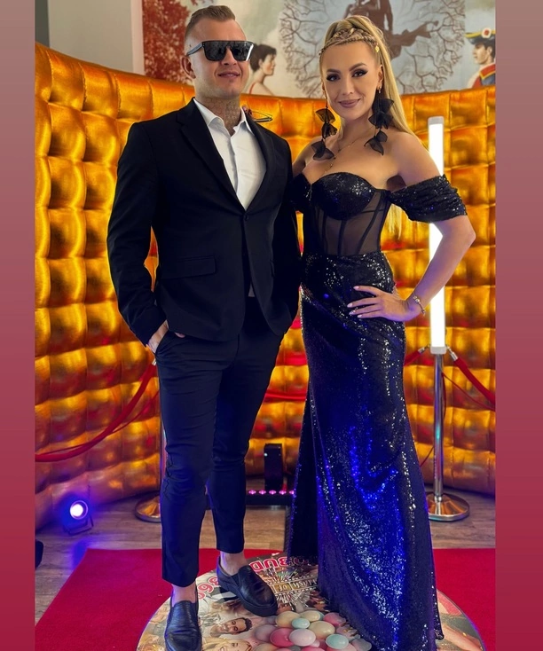 Czy obecna żona Dawida Narożnego jest najpiękniejszą drugą połówką w disco polo? Dekolt, figura, uśmiech - Joanna Narożna | GALERIA