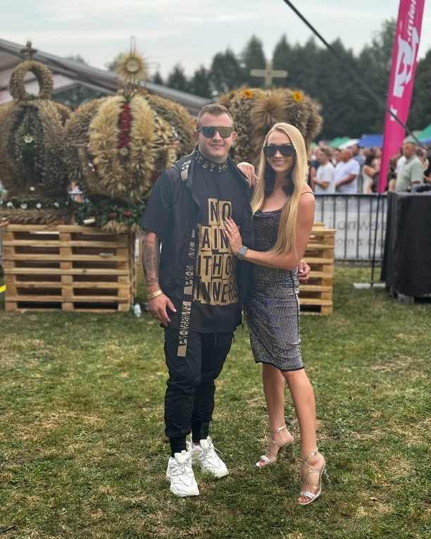 Czy obecna żona Dawida Narożnego jest najpiękniejszą drugą połówką w disco polo? Dekolt, figura, uśmiech - Joanna Narożna | GALERIA