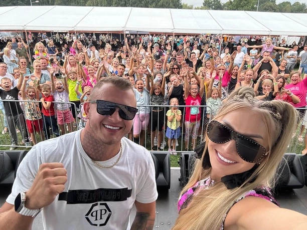 Czy obecna żona Dawida Narożnego jest najpiękniejszą drugą połówką w disco polo? Dekolt, figura, uśmiech - Joanna Narożna | GALERIA