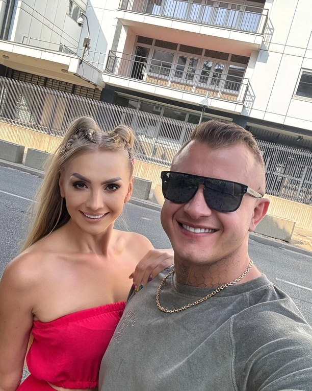 Czy obecna żona Dawida Narożnego jest najpiękniejszą drugą połówką w disco polo? Dekolt, figura, uśmiech - Joanna Narożna | GALERIA