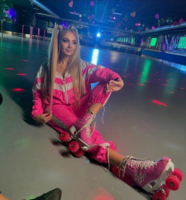 Czy obecna żona Dawida Narożnego jest najpiękniejszą drugą połówką w disco polo? Dekolt, figura, uśmiech - Joanna Narożna | GALERIA