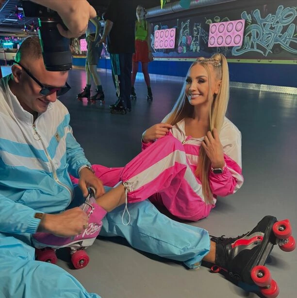 Czy obecna żona Dawida Narożnego jest najpiękniejszą drugą połówką w disco polo? Dekolt, figura, uśmiech - Joanna Narożna | GALERIA