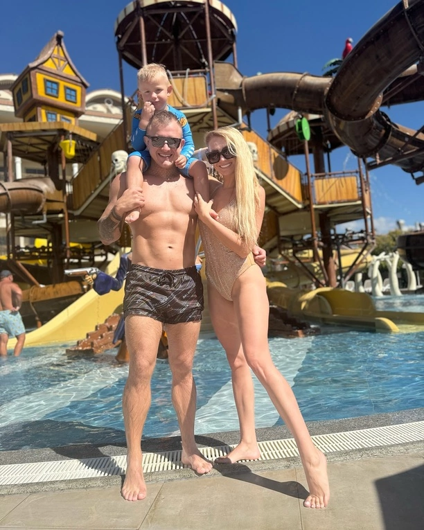 Czy obecna żona Dawida Narożnego jest najpiękniejszą drugą połówką w disco polo? Dekolt, figura, uśmiech - Joanna Narożna | GALERIA