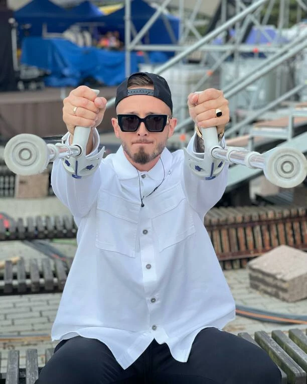 Fatalne wieści! Gwiazdor disco polo przez operacje odwołuje koncerty! Co ze zdrowiem wokalisty grupy Łobuzy?! Stan jest poważny! 