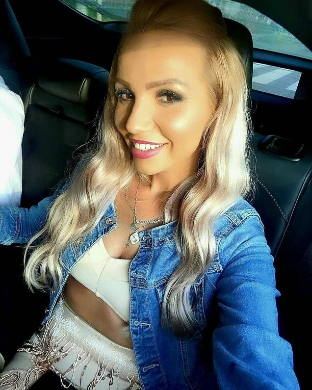 Agnieszka Drewnicka – Exaited przyłapana na treningu! Śliczna wokalistka disco polo trenuje pod okiem osobistego trenera!