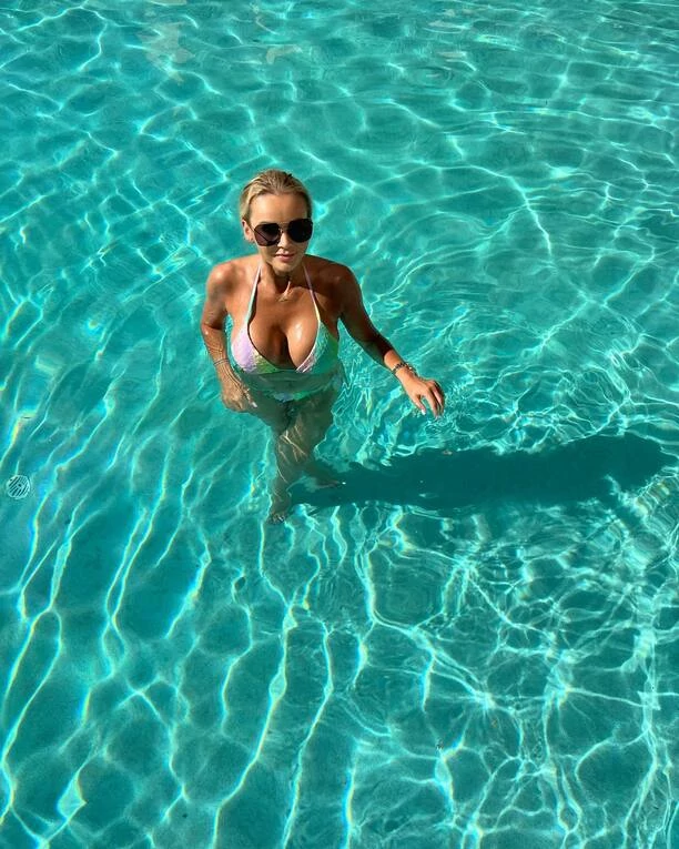 Znana wokalistka disco polo kusi bujnym biustem Fani „ Bogini. Najpiękniejszy biust na ziemi„