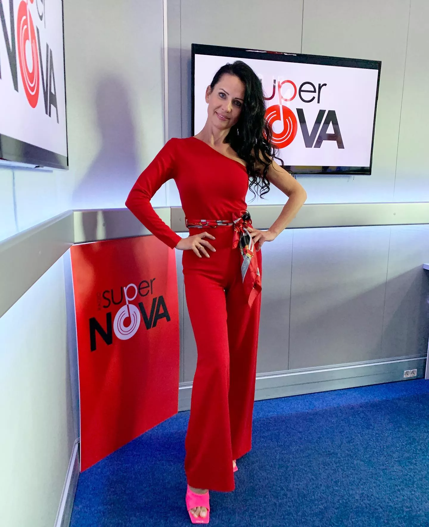 Znana wokalistka disco polo cała w czerwieni! Gwiazda zachwyca płomienną stylizacją! 