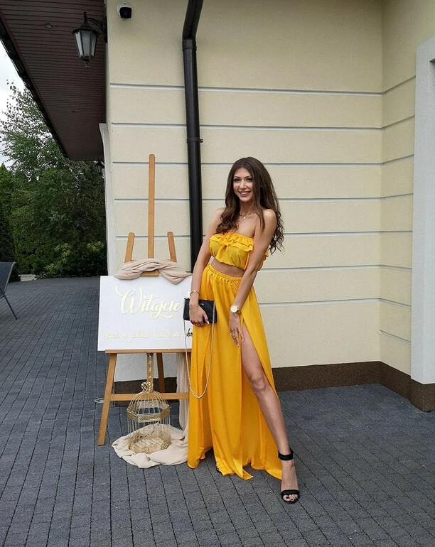 Opadną Wam szczęki! Zjawiskowa wokalistka disco polo eksponuje nogi w obłędnej stylizacji! Co za figura! 