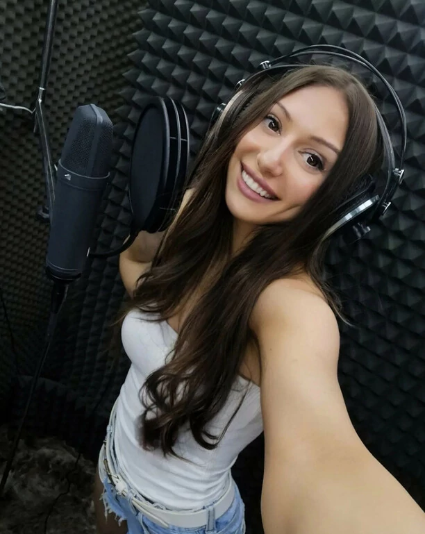 Opadną Wam szczęki! Zjawiskowa wokalistka disco polo eksponuje nogi w obłędnej stylizacji! Co za figura! 