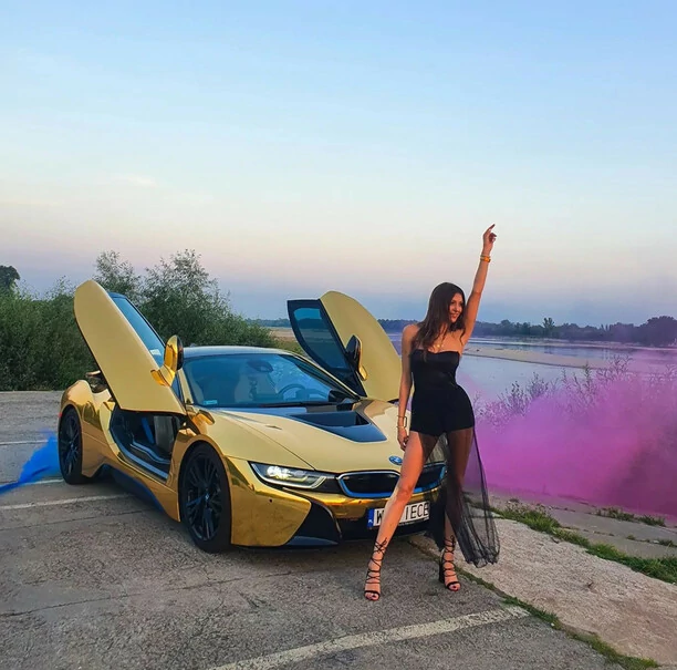 Opadną Wam szczęki! Zjawiskowa wokalistka disco polo eksponuje nogi w obłędnej stylizacji! Co za figura! 