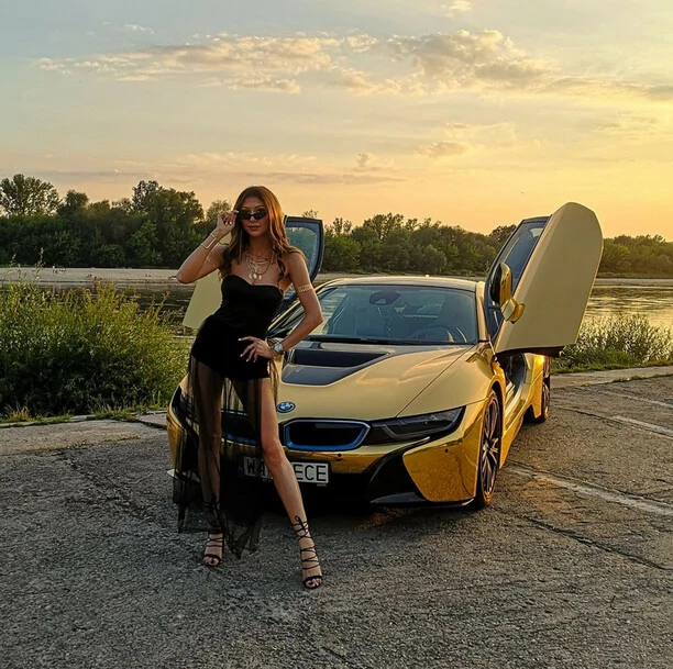 Opadną Wam szczęki! Zjawiskowa wokalistka disco polo eksponuje nogi w obłędnej stylizacji! Co za figura! 