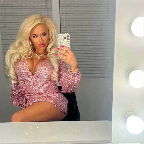 Szokujące zdjęcia Emili Klickiej! Jej głęboki dekolt w różowej sukience wstrząśnie twoją wyobraźnią!