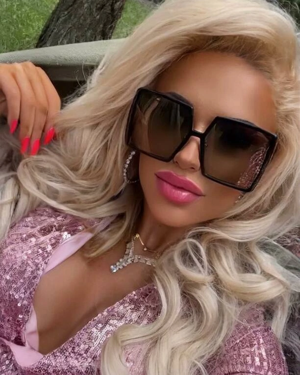 Szokujące zdjęcia Emili Klickiej! Jej głęboki dekolt w różowej sukience wstrząśnie twoją wyobraźnią!