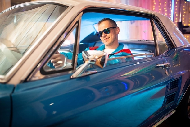 Lares i jego wyjątkowa podróż w czasie: Premiera Utworu ”Sen 90 lat”