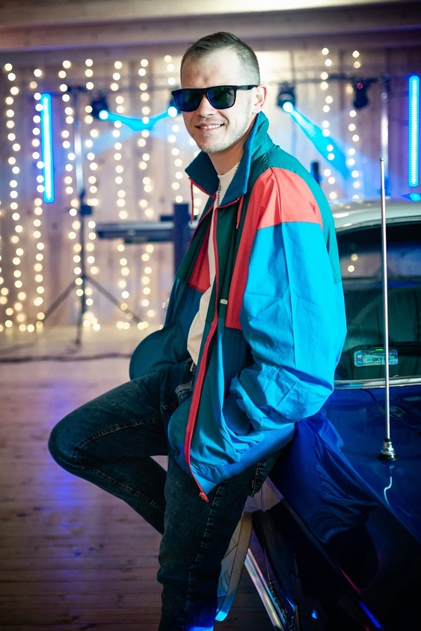 Lares i jego wyjątkowa podróż w czasie: Premiera Utworu ”Sen 90 lat”