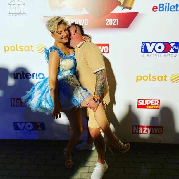 Magdalena Narożna Piękni i Młodzi na ustach wszystkich! Gwiazda disco polo zachwyca głębokim dekoltem!