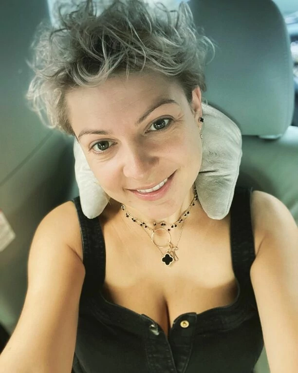 Magdalena Narożna Piękni i Młodzi na ustach wszystkich! Gwiazda disco polo zachwyca głębokim dekoltem!