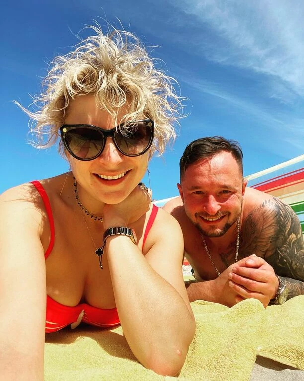 Magdalena Narożna Piękni i Młodzi na ustach wszystkich! Gwiazda disco polo zachwyca głębokim dekoltem!