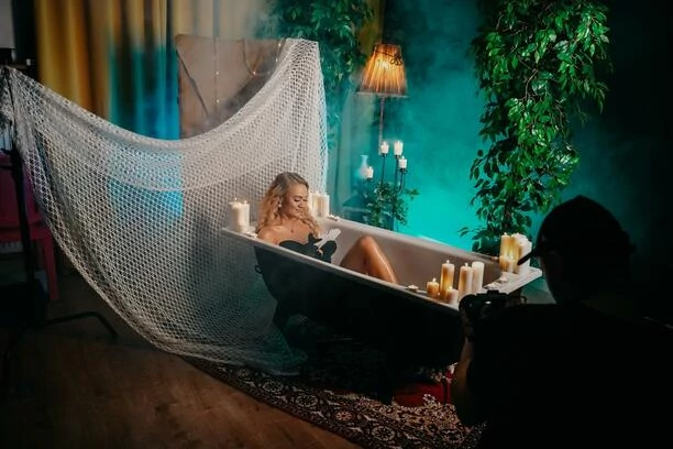 Piękna blondynka u boku Piotra Koczocika?! To znana INFLUENCERKA! Artyści przygotowali nowość pt. „W blasku świec„