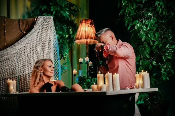 Piękna blondynka u boku Piotra Koczocika?! To znana INFLUENCERKA! Artyści przygotowali nowość pt. „W blasku świec„