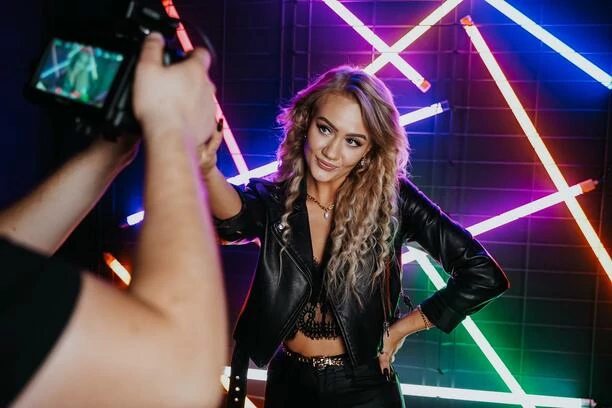 Piękna blondynka u boku Piotra Koczocika?! To znana INFLUENCERKA! Artyści przygotowali nowość pt. „W blasku świec„