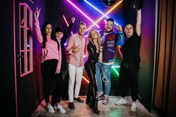 Piękna blondynka u boku Piotra Koczocika?! To znana INFLUENCERKA! Artyści przygotowali nowość pt. „W blasku świec„