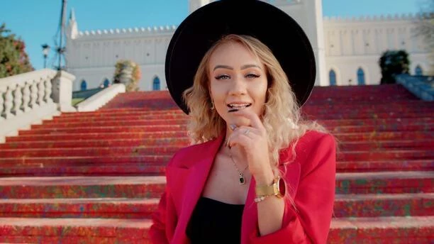 Piękna blondynka u boku Piotra Koczocika?! To znana INFLUENCERKA! Artyści przygotowali nowość pt. „W blasku świec„