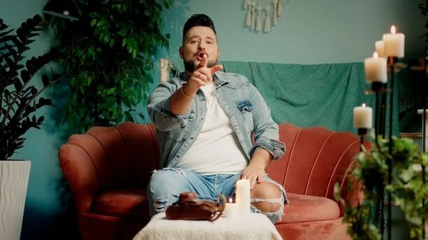 Piękna blondynka u boku Piotra Koczocika?! To znana INFLUENCERKA! Artyści przygotowali nowość pt. „W blasku świec„