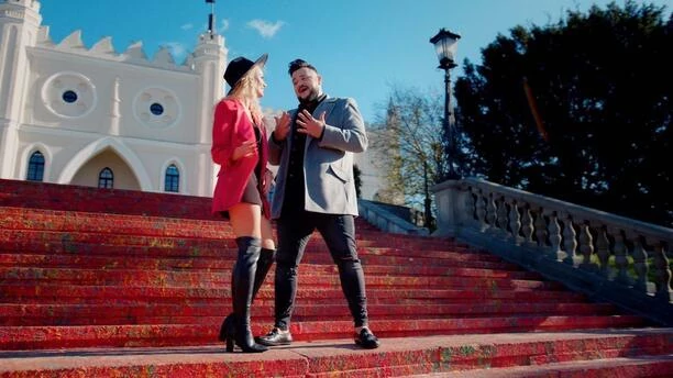 Piękna blondynka u boku Piotra Koczocika?! To znana INFLUENCERKA! Artyści przygotowali nowość pt. „W blasku świec„