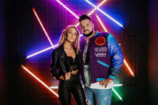 Piękna blondynka u boku Piotra Koczocika?! To znana INFLUENCERKA! Artyści przygotowali nowość pt. „W blasku świec„