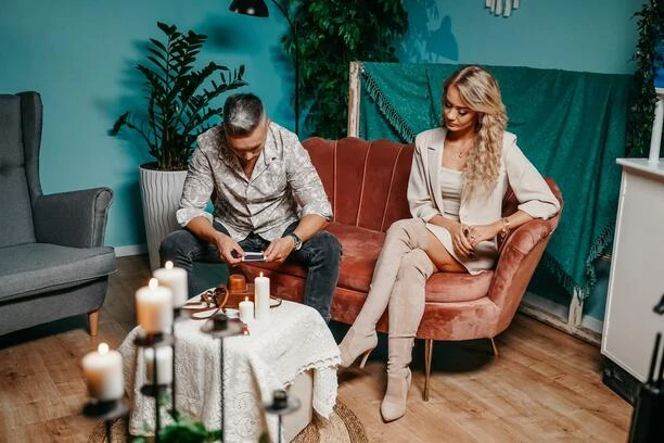 Piękna blondynka u boku Piotra Koczocika?! To znana INFLUENCERKA! Artyści przygotowali nowość pt. „W blasku świec„