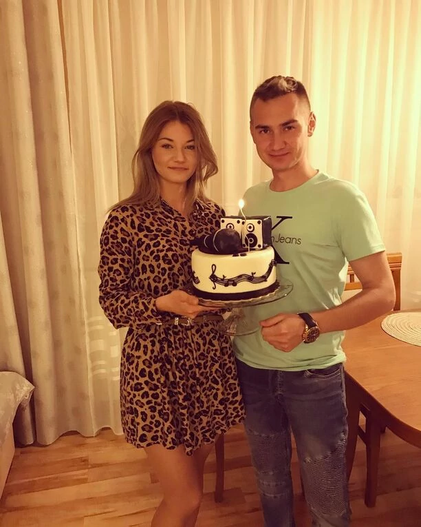 Wielkie zmiany w życiu muzyka! Ukochana wokalisty disco polo pokazała pierścionek zaręczynowy! Jest obłędny! 