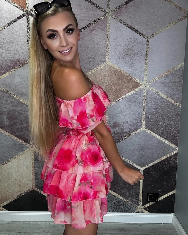 Elegancja i styl?! Joanna Narożna zachwyca w różowej sukience z odkrytymi ramionami. Co na to fani? 