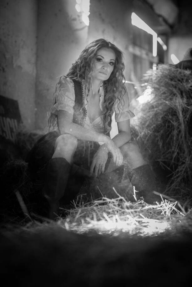 Skandal w świecie disco polo! Energy Girls hejtowane za goliznę na planie teledysku!