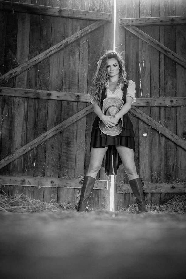 Skandal w świecie disco polo! Energy Girls hejtowane za goliznę na planie teledysku!